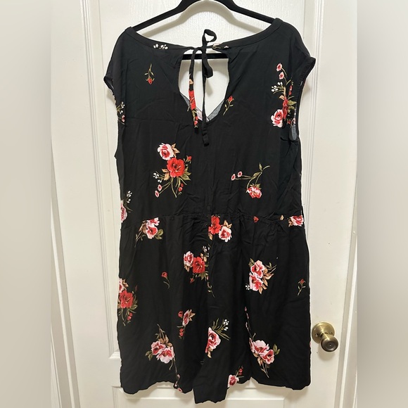 Torrid Black Floral Romper Button Front Keyhole Back Plus Size 3X Women - Picture 7 of 7